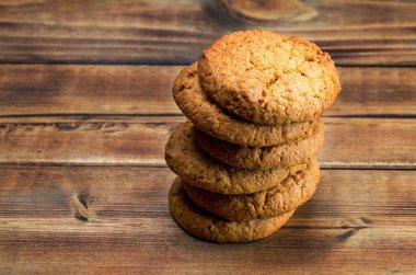 Tahta yüzeyde bir yığın yulaflı kurabiye.
