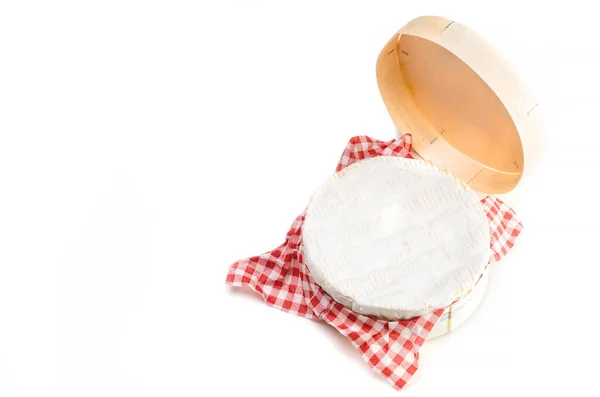 Camembert fromage en boîte en bois sur fond blanc — Photo