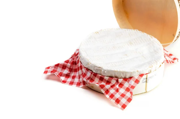 Camembert kaas in houten doos op witte achtergrond - close-up — Stockfoto