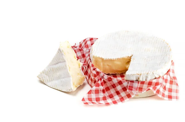 Camembert kaas en plak in houten doos op witte achtergrond — Stockfoto