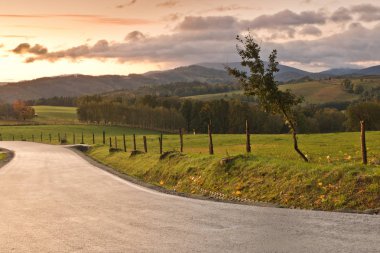 Dağlarda gün doğumu 