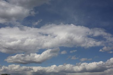 Mavi gökyüzü ve beyaz bulutlar