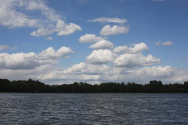 Mavi gökyüzü ve beyaz bulutlar