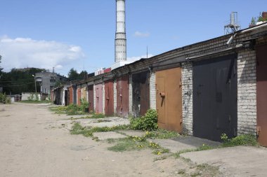 Eski garajlar, kulübeler, eski binalar.