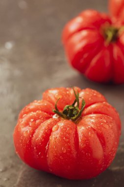 Gri masadaki kırmızı domates.