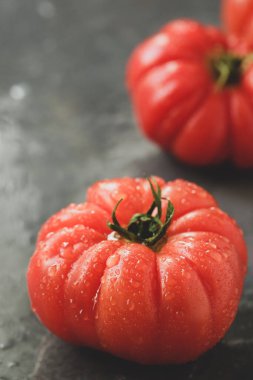 Gri masadaki kırmızı domates.