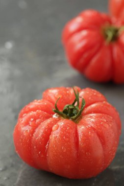 Gri masadaki kırmızı domates.