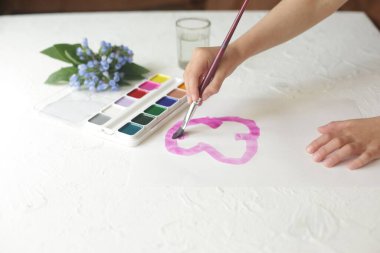 Resim çizer, çocuk resimleri çizer.