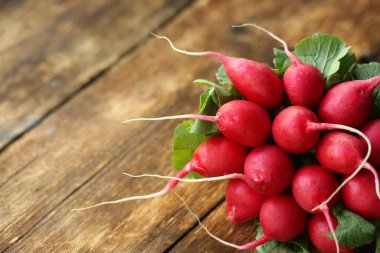 Tahta bir masanın üzerinde bir turp var. Metin için yer.