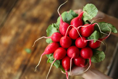 Tahta bir masanın üzerinde bir turp var. Metin için yer.