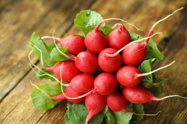 Tahta bir masanın üzerinde bir turp var. Metin için yer.