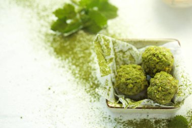 Beyaz arka planda fıstıklı yeşil şeker.