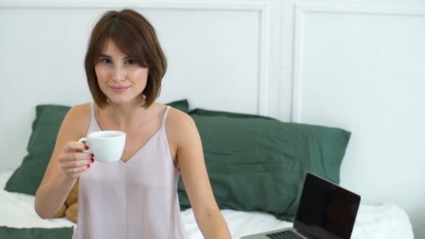 美丽的女人在床上喝咖啡慢动作 — 图库视频影像