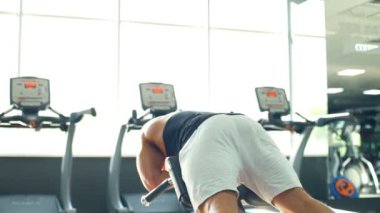 hyperextension spor yaparken arkadan görünüm erkek vücut geliştirmeci