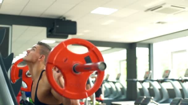 Mannelijke bodybuilder doen squats met een barbell op de sportschool — Stockvideo