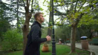 Yakışıklı delikanlı sokak ağır çekimde koşu