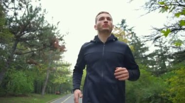 Yakışıklı delikanlı sokak ağır çekimde koşu