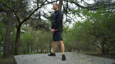 Adam Şehir Parkı ağır çekimde kıstır ağız kavgası yapıyor sağlıklı yaşam tarzı ile