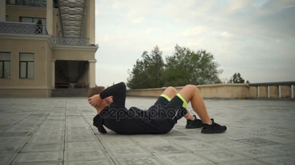年轻英俊的男人，与健康的生活方式做坐 ups 慢动作 — 图库视频影像