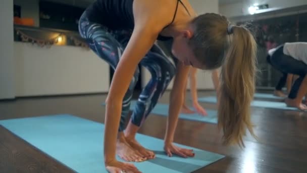 Dopasuj kobieta robi deski, urdhva chaturanga dandasana na matach w studio jogi — Wideo stockowe