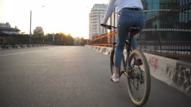 Arkadan görünüş erkek boş sabah cadde boyunca bisiklet sürmek