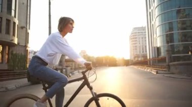 genç kadın binicilik bisiklet boş sabah şehrin içinden