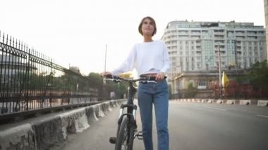 çekici erkek Onun Bisiklet taşıma cadde boyunca yürür