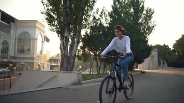 çekici erkek sabah parkta bir bisiklet sürme