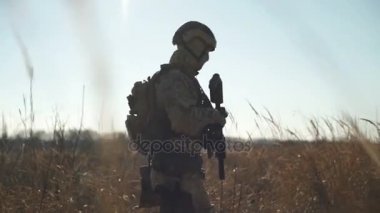 Asker askeri simülasyon airsoft Eğitim oyun sırasında Smartphone kullanarak