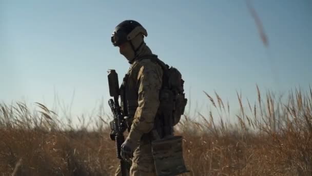Солдат по патрулюванню під час військового симулятора навчальної гри на повітряній кулі в полі — стокове відео