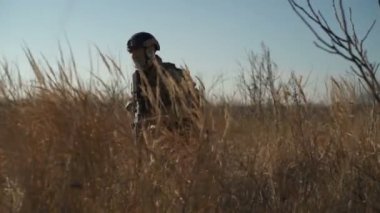 Airsoft asker tüfeği ve tam Nato mühimmat ile yere bırakır