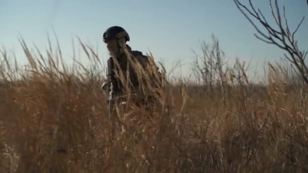 Airsoft στρατιώτη με ένα τουφέκι και πλήρη πυρομαχικά ΝΑΤΟ βάζει στο έδαφος — Αρχείο Βίντεο