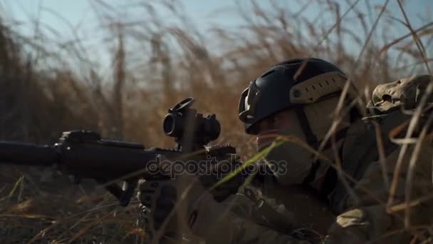 Soldat på patrulje under militær simulering, luftmyk trening i felten. – stockvideo