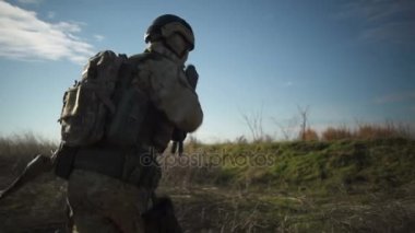 Airsoft asker bir tüfek ve çalıştıran ve hedef tam Nato mühimmatı