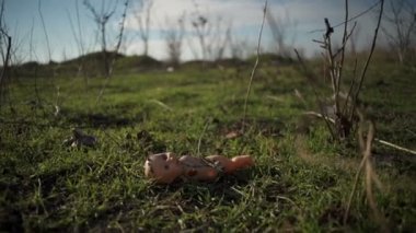 Airsoft asker bir tüfek ve bir kırık bebek adım tam Nato mühimmatı