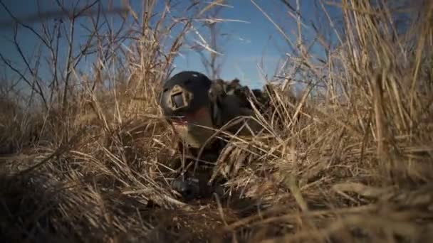 Airsoft στρατιώτη με ένα τουφέκι και πλήρη πυρομαχικά ΝΑΤΟ κάνει ένα closeup χαμηλή ανιχνεύσουμε — Αρχείο Βίντεο