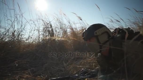 Airsoft στρατιώτη με ένα τουφέκι και πλήρη πυρομαχικά ΝΑΤΟ κάνει ένα closeup χαμηλή ανιχνεύσουμε — Αρχείο Βίντεο