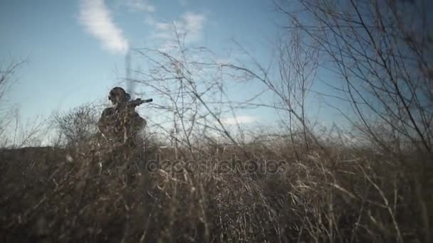 Soldat på patrulje under militær simulering, luftmyk trening i felten. – stockvideo