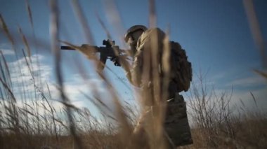 Airsoft asker ve tüfek bindirme tam Nato mühimmatı giyiyor