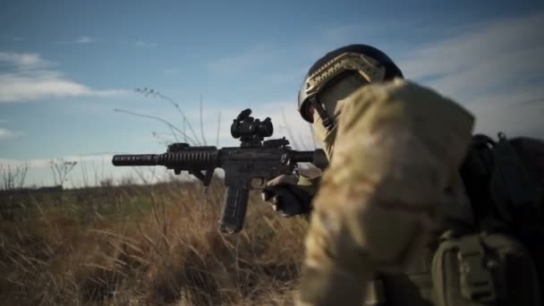 Airsoft Soldat mit voller Nato-Munition beim Be- und Entladen des Gewehrs — Stockvideo