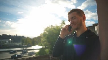 Evet ve çok güzel bir köprü yavaş hareket gülümseyen genç adam