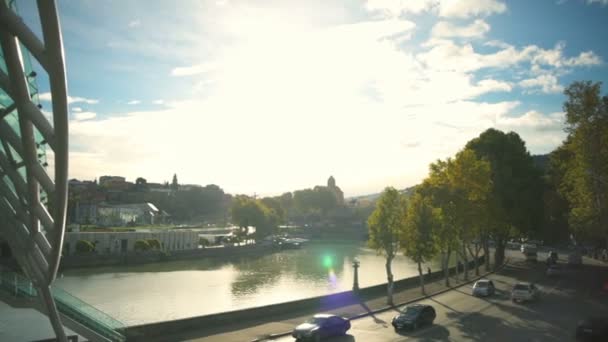 Eine fantastische Brücke über die Straße und den Fluss in Zeitlupe — Stockvideo