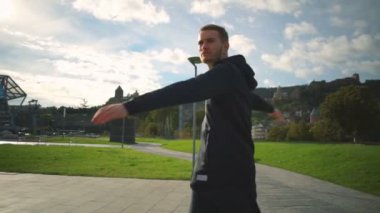 Isınma ve vücut egzersiz güzel parkta dönüm yapıyor adam genç yerleştirmek