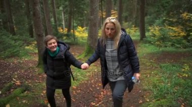 Elele ve orman yavaş çekimde yürürken iki güzel kız