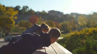 Bir grup genç arkadaşlar itme yapıyor güzel park yavaş iniş
