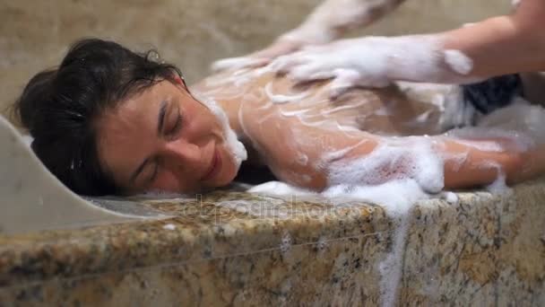 Una morena alegre sonriendo, relajándose y disfrutando del baño turco de cerca — Vídeo de stock