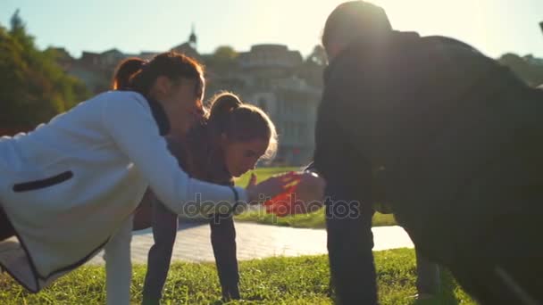 Skupina mladých přátel dělá prkno cvičení a dávat vysoké pět Zpomalený pohyb — Stock video