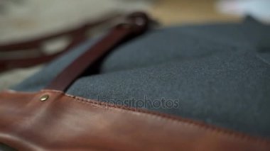Bir deri dantel bir atölyede kesme dövmeli genç bir adam