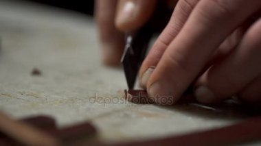 Deri atölyesinde keskin bir bıçak ile kesme eller closeup görünümünü mans