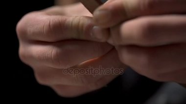 Deri adet atölye katlama elleri closeup görünümünü mans